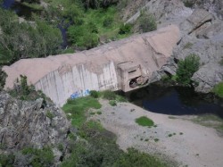 La partie inférieure du barrage qui a résisté au déferlement des eaux