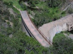 Ce qui reste de la voûte du barrage