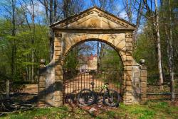 Porte du château de l'Aubépin