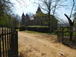 Portail du château de l'Aubépin