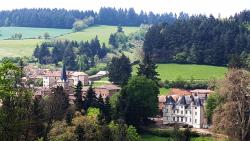 Descente finale, vue sur Claveisolles et le château