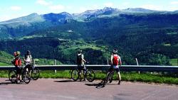 Copains admirant le panorama extraordinaire sur le Sancy