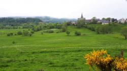 Montée à Baffaud, vue sur le village de Chastreix