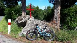 Croix rouge sur bloc de granit