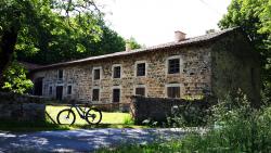 Bâtisse au pied du Château des Cornes d'Urfé