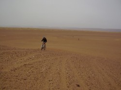 On attaque le désert de sable, les pistes s'élargissent, ne pas se tromper de trace....