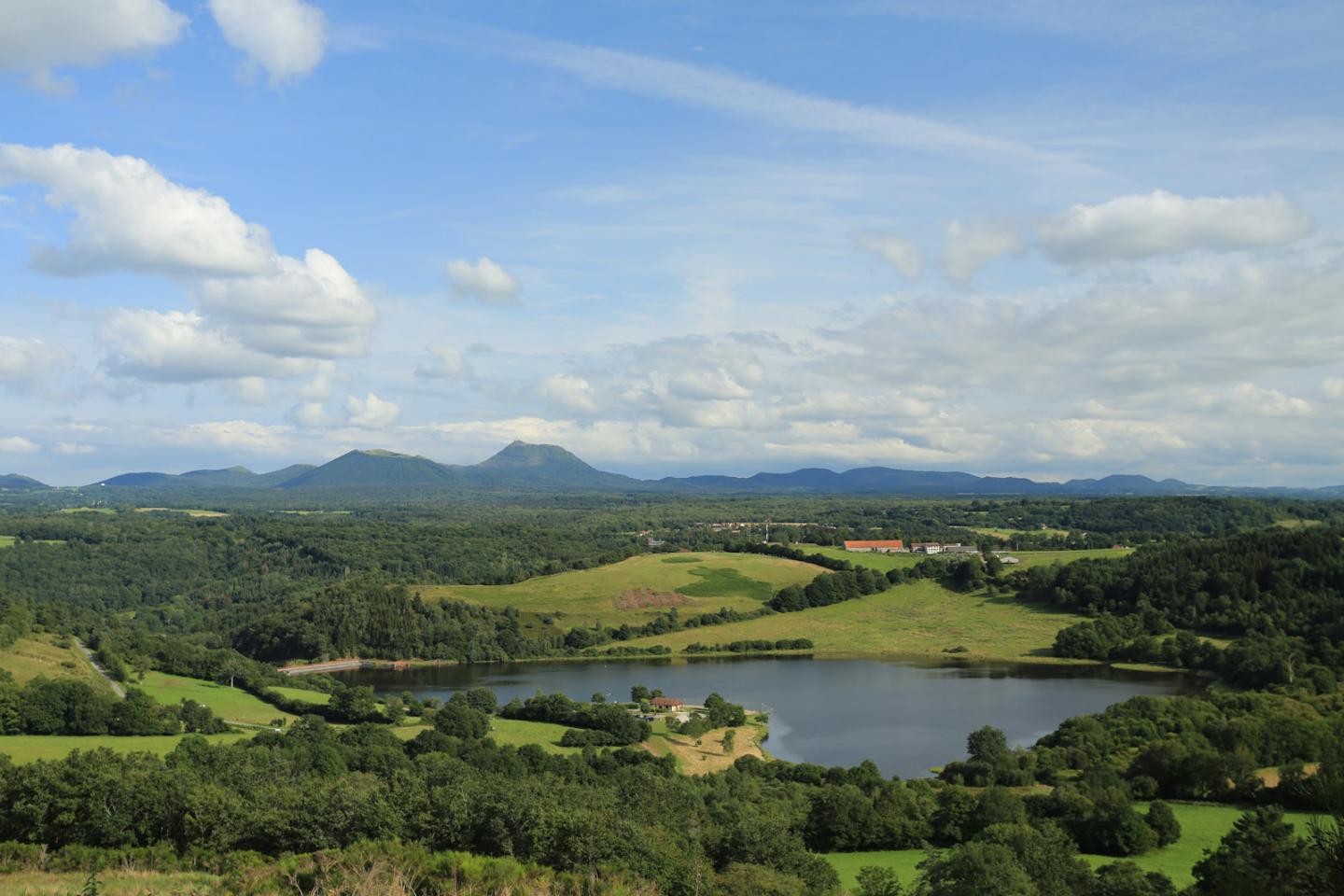 Tour des Combrailles - Pédalez entre étangs et volcans