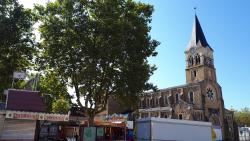 Gueugnon, église et fête forraine (fin septembre)