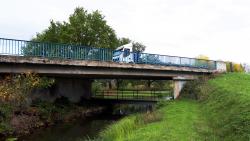 passerelle de changement de rive sous la D 994 (route Digoin - Gueugnon)