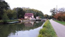 Canal du Centre, piste cyclable Eurovélo 6, écluse des Bessons
