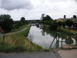 Le canal de Saint Satur entre la Loire et Sancerre.