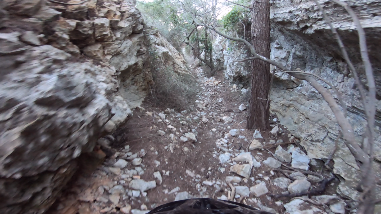 Descente de la grotte et des Fourques