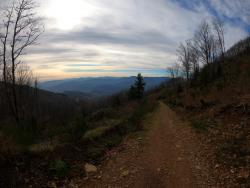 Après la Croix Callet, descente avec vue sur les Monts du Beaujolais