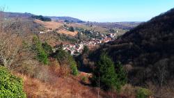 Montée au château Saint Jean, vue sur Beaujeu