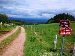 Belle descente ves Les Chiées avec vue sur le Roannais