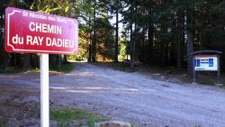 Chemin du Ray Dadieu menant aux 7 éoliennes