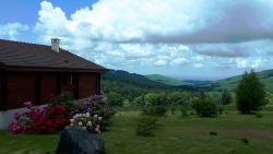 Chalet fleuri et jolie vue