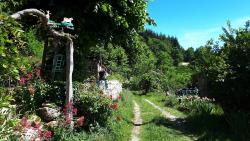 Périasse, début de la montée bucolique du vallon du Sapey