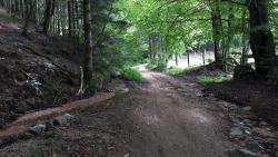 Après Le Sapey, bas de la montée raide et pierreuse vers le lieu-dit de  Jean-Jacques