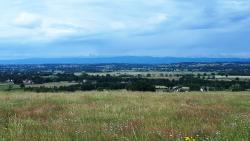 Vue sur la plaine de la Loire et les Monts de la Madeleine