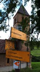 Saint Martin la Vallée, église et totem des circuits marche et VTT
