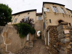 Semur en Brionnais, porte d'accès entre l'église et le chemin de ronde