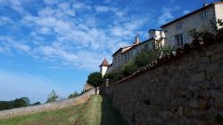 Semur en Brionnais, chemin de ronde au pied des remparts