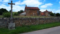 Ferme et croix du Brionnais