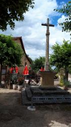 Anzy le Duc,  croix devant l'auberge