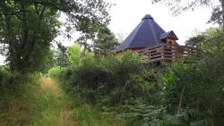 Chemin herbeux contournant le camping