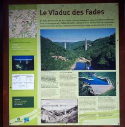 Panneau touristique du Viaduc des Fades
