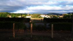 Du parking de la piscine, vue sur Cluny