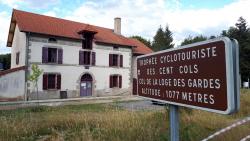 Col de La Loge des Gardes (1077 m) et maison forestière