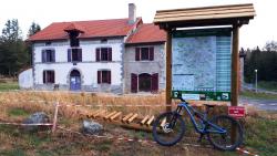 Panneau des circuits VTT et maison forestière