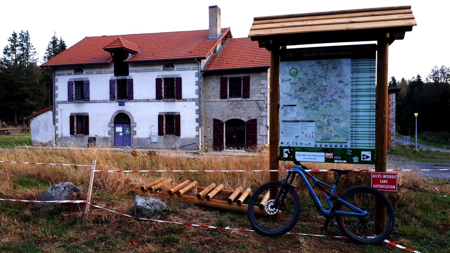 Espace VTT-FFC du massif des Bois Noirs - Circuit N° 52 : Le col de la Rivière Noire