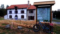 La Loge des Gardes, panneau des circuits et maison forestière