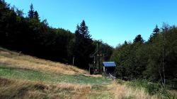 Passage derrière la cabane du Grand Tléski, attention aux câbles