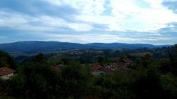 Vue sur Saint Priest la Prugne et les Monts de la Madeleine