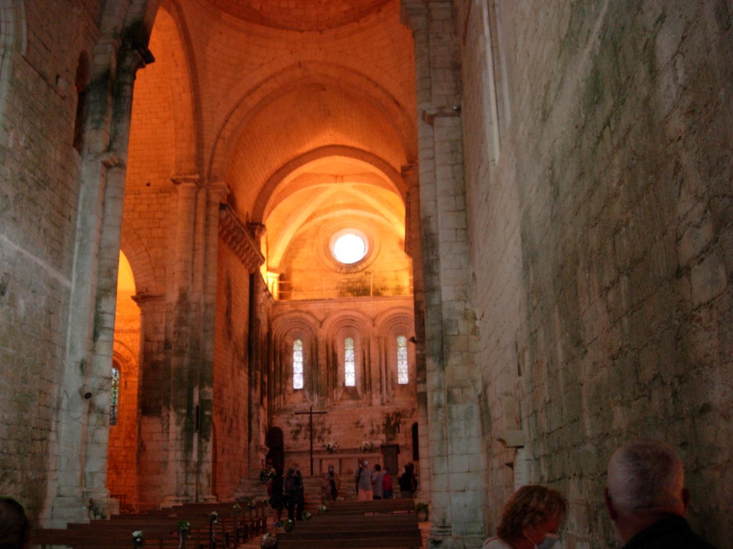 Abbaye de Saint-Amand-de-Coly entre les châteaux de la Grande Filolie et Saint-Geniès