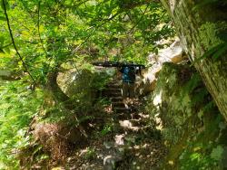 Portage dans les marches.