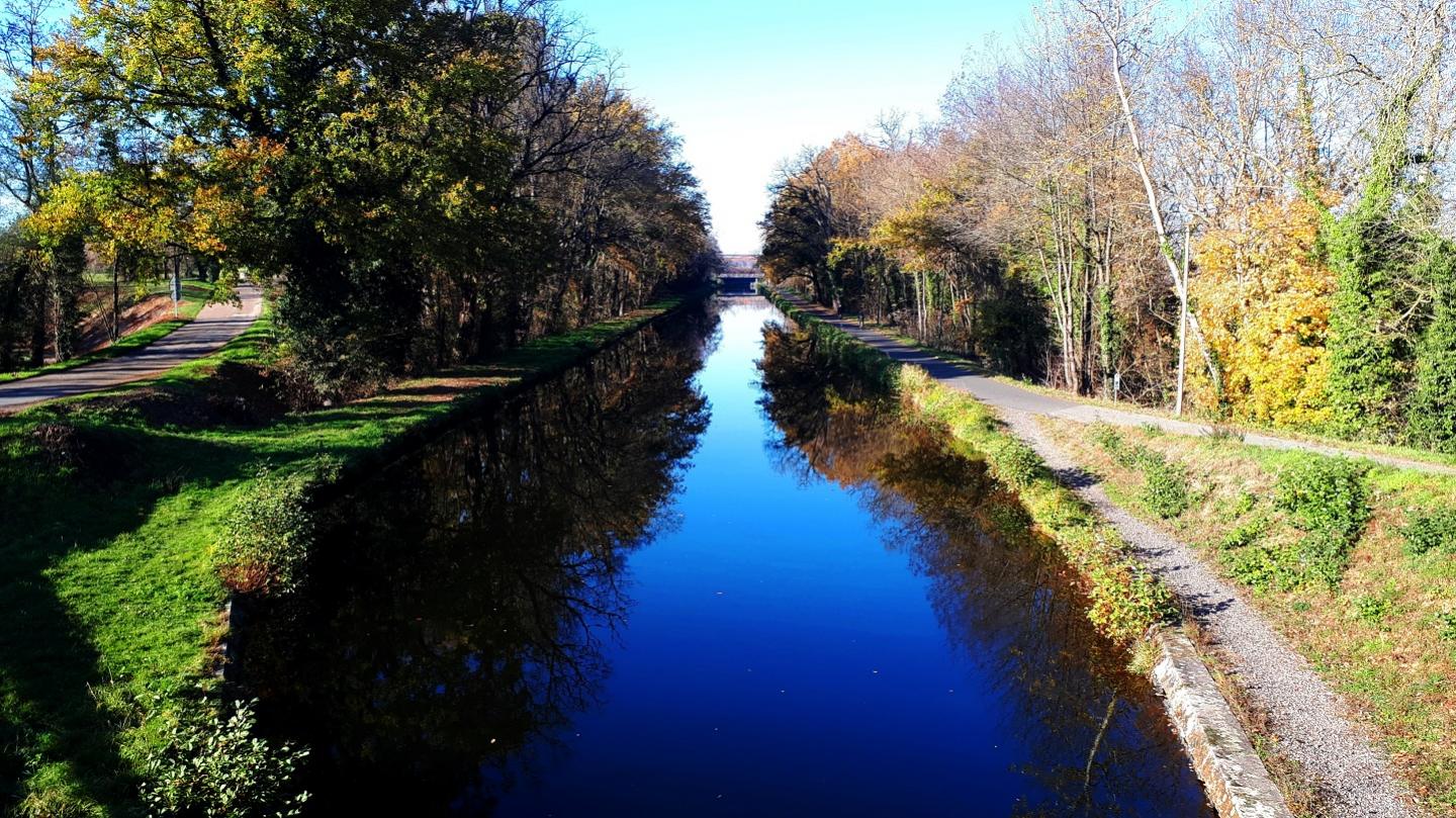 Autour de Roanne, via le barrage, le lac et le golf de Villerest