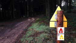 GR 7, balisage VTT circuit N° 6 et Tour du Beaujolais Vert (voir site La Chamoise VTT)