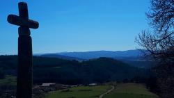 Croix à Labouré et vue sur Pierre sur Haute, toit du Forez à 1634 M