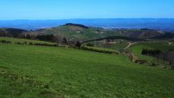 Carrefour Croix de La Loge, vues sur le Roannais, le Beaujolais et le Mont Blanc
