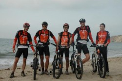 Photo sur la plage d'Hendaye, la veille du départ... On est pas beau?