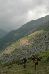 Etape 3 : Montée au col Petraficha, 700m de denivelée de portage