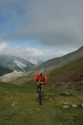 Etape 3 : arrivée au col de Petraficha, je monte sur le vélo pour les 10 derniers mètres bien pentus sur l'herbe.