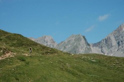 Etape 3 : Olivier faisant quelques coupes dans les pentes herbeuses de la descente du col de Petraficha.
