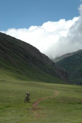 Etape 3 : Le petit sentier qui serpente dans la prairie de l'Achar de Aguas