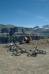 Etape 5 : Pause, au bord du canyon d'Ordesa avec toujours la Breche de Roland au fond
